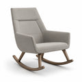 Sillón mecedor de tela gris con estructura de madera