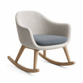 Mecedora de tela beige con cojín gris y base de roble