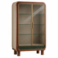 Vitrina de Madera con Puertas de Vidrio y Detalles en Metal